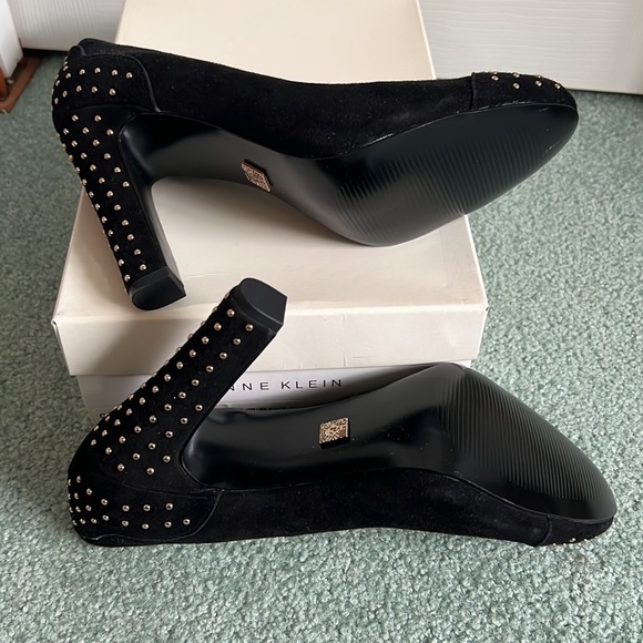 NWT black heels with gold sequin accents - Picture 2 of 2